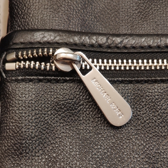 Michael Kors Black Messenger Logo Crossbody with Front Zip!! - Picture 3 of 16